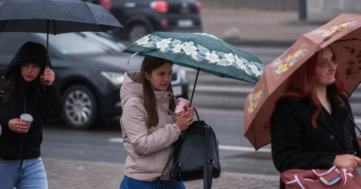 Тепла, але волога погода в Україні: що очікувати найближчими днями