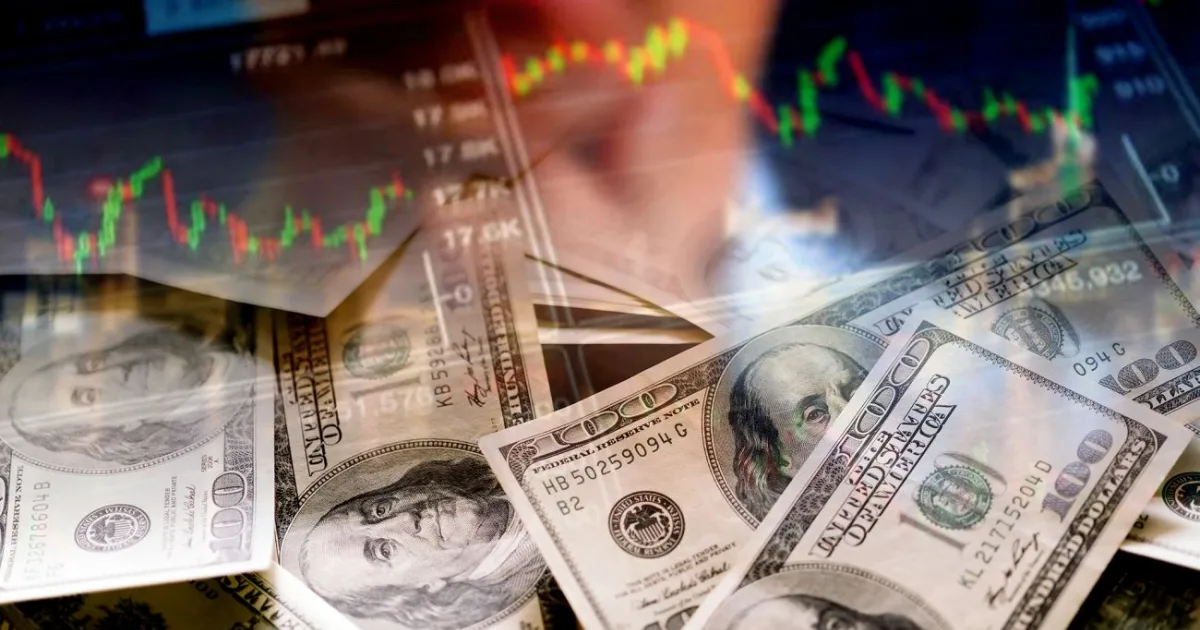 Гривня зміцнюється: курси долара та євро впали