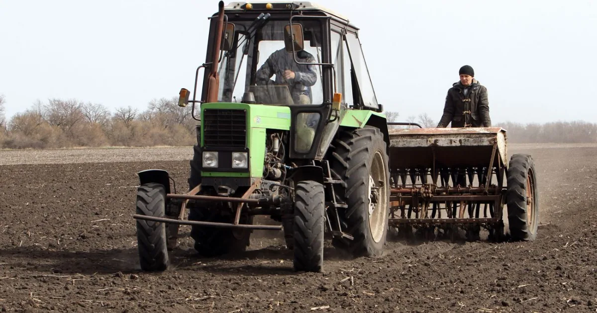 Спрощені правила керування сільгосптехнікою для водіїв вантажівок та автобусів