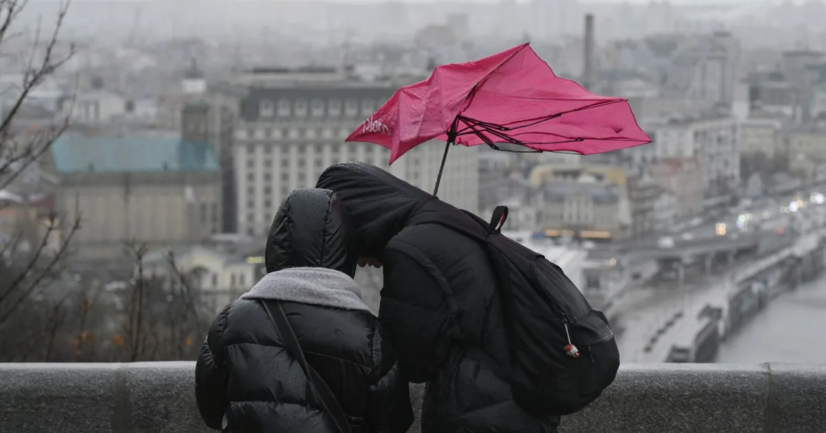 Синоптики попереджають про сильний вітер у Києві та області