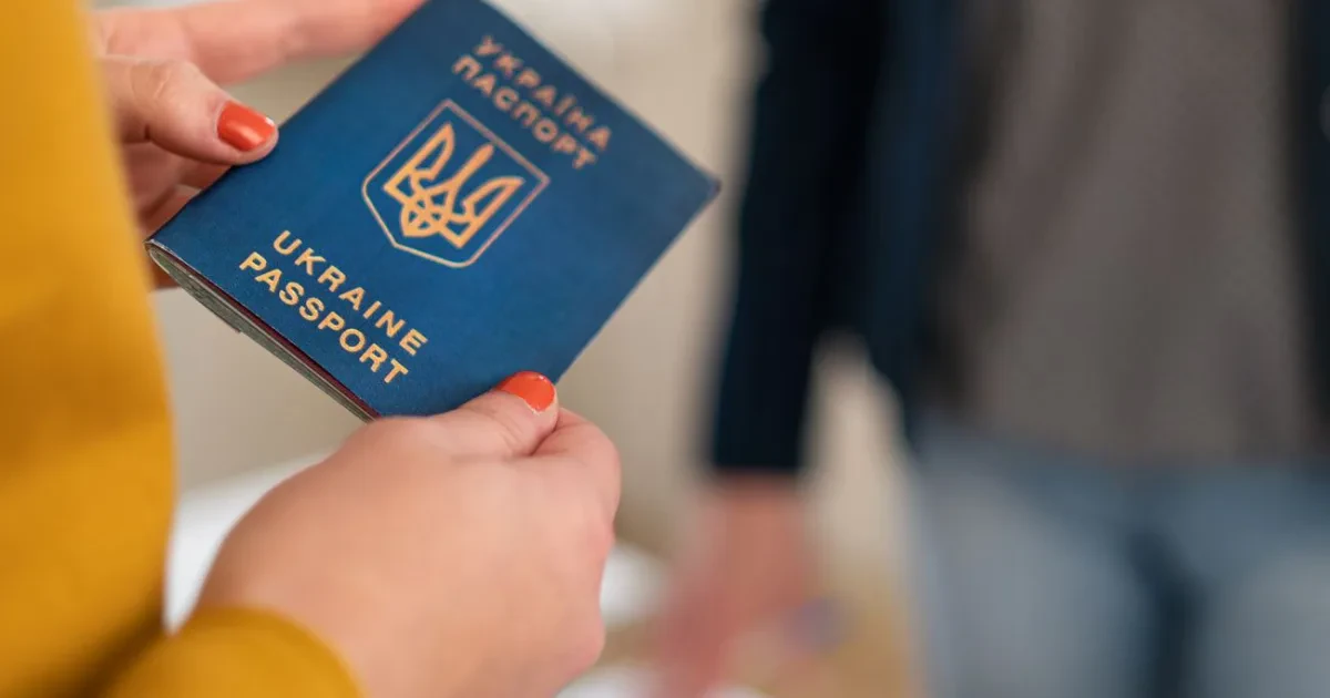Закордонні паспорти з продовженим терміном дії більше недійсні